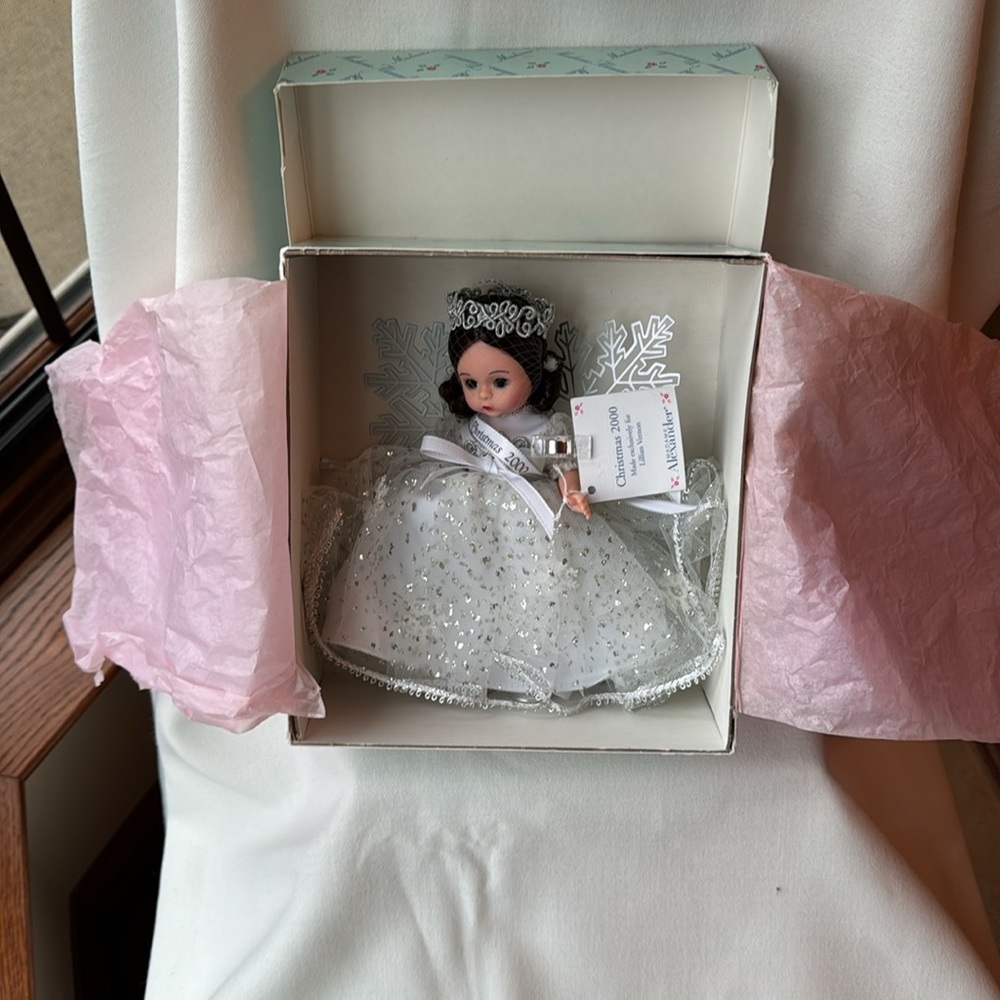 Rare Find - New - Madame Alexander Christmas 2000 Doll - Style 27555 - Picture 8 of 14